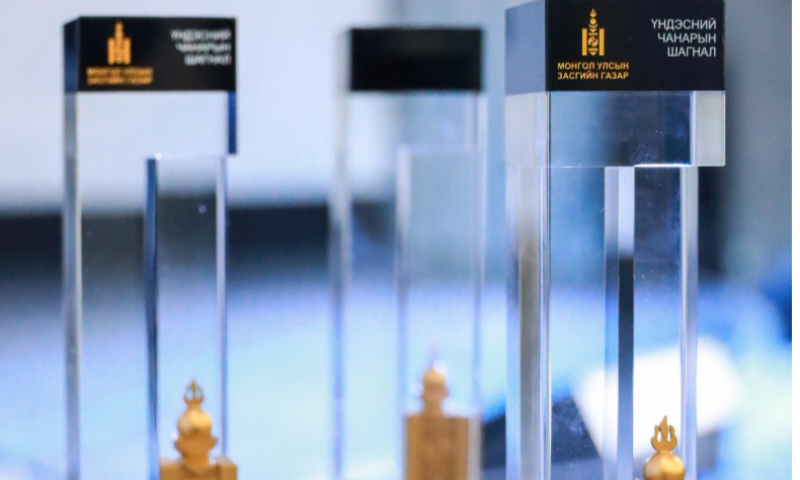 Монгол Улсын Засгийн газрын тохируулагч агентлаг Стандарт, хэмжил зүйн газар, Монголын Үндэсний худалдаа аж үйлдвэрийн танхим хамтран 2015 оноос хойш “Дэлхийн чанарын өдөр”, “Үндэсний чанарын чуулган”-ыг жил бүр уламжлал болгон зохион байгуулж чанар, стандартаар тэргүүлэгч Байгууллага, Бүтээгдэхүүн, Үйлчилгээг шалгаруулан “Үндэсний чанарын шагнал”-ыг олгож ирсэн.