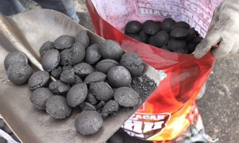 Стандарт, хэмжил зүйн газрын дэргэдэх Уул уурхай, ашигт  малтмалын стандартчиллын техникийн хорооны 9-р сарын 22-ны өдрийн хурлаар сайжруулсан хатуу түлшний “MNS 5679:2025” стандартыг шинэчлэн батлахыг дэмжсэн юм. Улмаар Стандарт, хэмжил зүйн газрын даргын 2025 оны 10 дугаар сарын 01-ний өдрийн тушаалаар дээрх стандартын төслийг баталж, энэ сарын 03-ны өдрөөс мөрдөж эхэллээ.