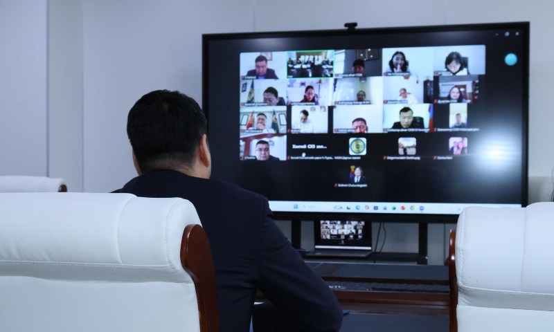  Стандарт, хэмжил зүйн газрын дарга С.Батбаатар 21 аймгийн Стандарт, хэмжил зүйн хэлтсийн даргатай цахимаар хуралдаж, үүрэг чиглэл өглөө. Тэрбээр 2026 онд хэрэгжүүлэх бодлого, зорилт, үйл ажиллагааны төлөвлөгөөг танилцуулж, орон нутгийн нэгжүүдийн санал, байр суурийг сонссон юм. 