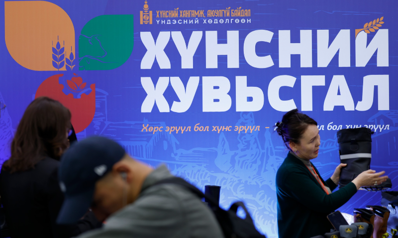 Монгол Улсын Ерөнхийлөгчийн санаачилсан “Эх оронч худалдан авалт-Үндэсний үйлдвэрлэл 2026” үзэсгэлэн өнөөдөр нээлтээ хийлээ. Энэхүү үзэсгэлэн дотоодын үйлдвэр эрхлэгчдийг төрийн худалдан авалтаар дэмжих, төр, орон нутгийн өмчийн байгууллагуудтай холбох, дотоодын үйлдвэрээс худалдан авах бараа бүтээгдэхүүний нэр төрөл, тоо хэмжээг олшруулах, үйлдвэр эрхлэгчдийг төрийн худалдан авалтаар дэмжих зорилготой юм. 