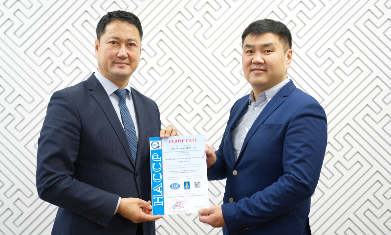 Стандарт, хэмжил зүйн газрын дэргэдэх Баталгаажуулалтын зөвлөлийн шийдвэрийг үндэслэн Стандарт, хэмжил зүйн газрын дарга С.Батбаатар үйлдвэрлэлийн үйл ажиллагаандаа HACCP буюу аюулын дүн шинжилгээ, эгзэгтэй цэгийн хяналтын тогтолцоог хэрэгжүүлсэн "Хаан хүнс импекс" ХХК-д гэрчилгээ гардууллаа. 
 