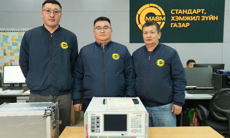 Хэмжил зүйн салбарт тулгамдаж байгаа хэрэгцээ шаардлагыг хангах зорилгоор Стандарт, хэмжил зүйн газрын дарга С.Батбаатар “Цахилгааны 1 ба 3 фазын зөөврийн ажлын эталон” тоног төхөөрөмжийг Баян-Өлгий аймгийн Стандарт, хэмжил зүйн хэлтэст хүлээлгэн өглөө.  