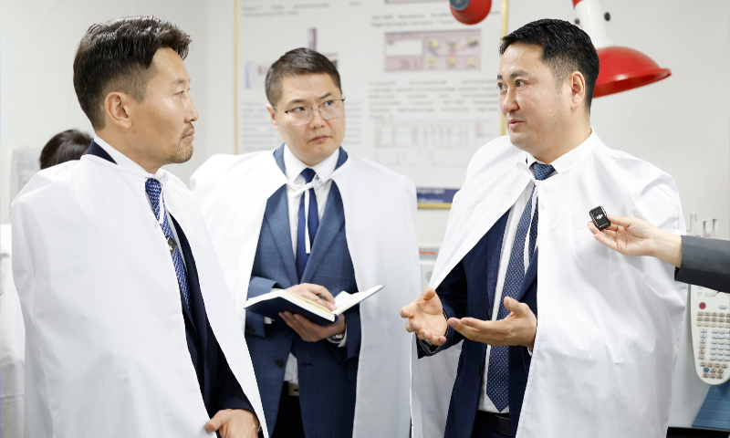 Монгол Улсын Шадар сайд Х.Ганхуяг Хүнсний аюулгүй байдлын үндэсний лавлагаа лабораторид ажиллаж, байгууллагын үйл ажиллагаа, чадавх, цаашдын хөгжлийн чиг хандлагатай танилцан, албан хаагчидтай уулзаж, санал солилцлоо.
